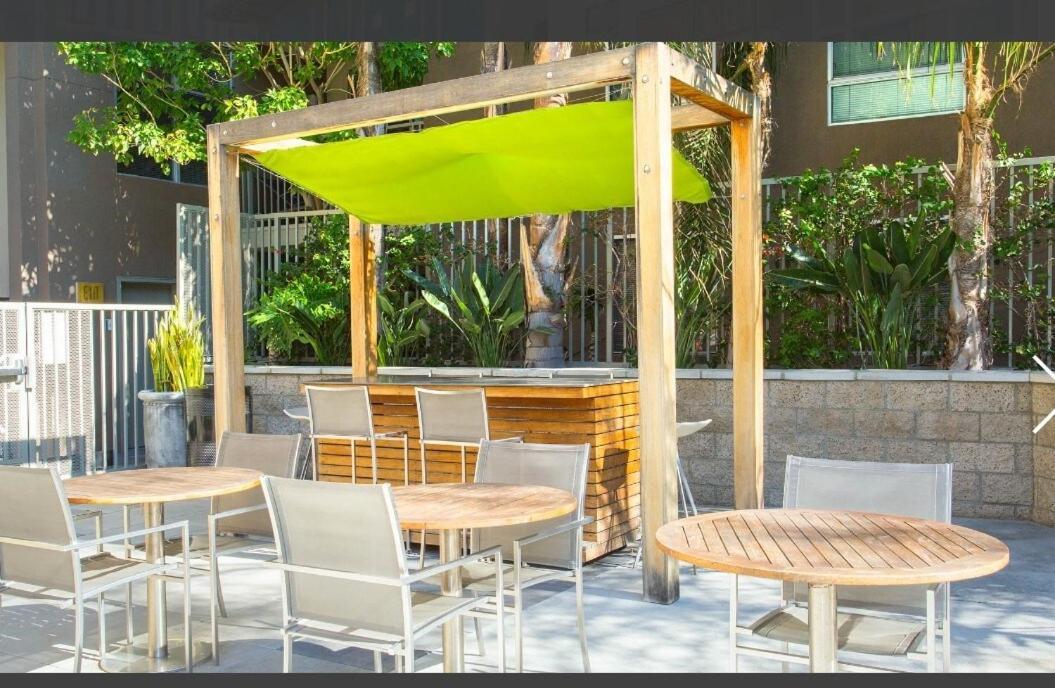 Cozy 2br In Downtown La With Pool & Hot Tub *
